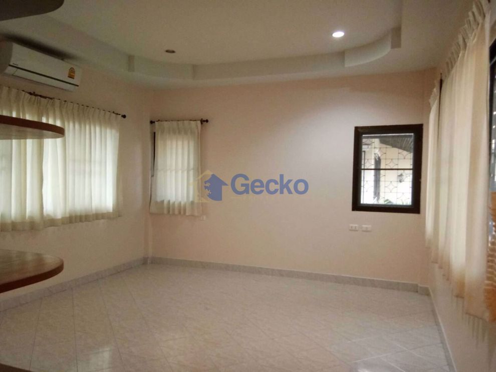 3 Bedrooms House in Srisuk Village  East Pattaya H006036 (Photo 1)