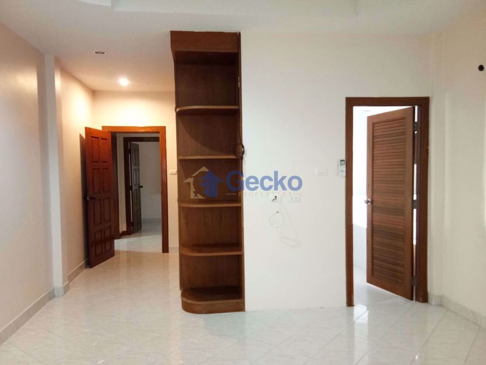 3 Bedrooms House in Srisuk Village  East Pattaya H006036 (Photo 2)