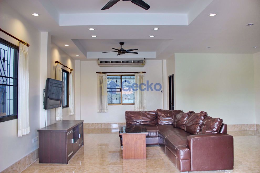 4 Bedrooms House in Eakmongkol 4  East Pattaya H008539 (Photo 2)