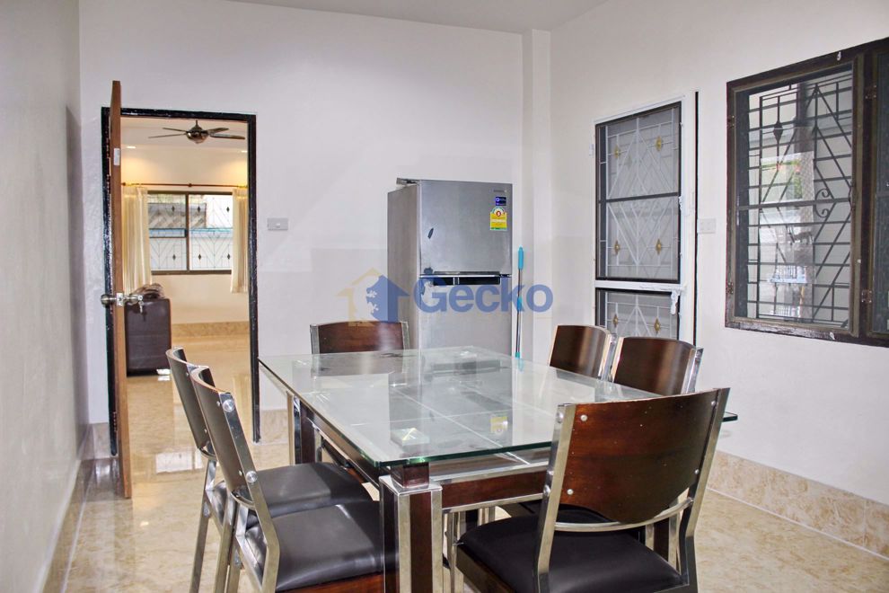 4 Bedrooms House in Eakmongkol 4  East Pattaya H008539 (Photo 3)