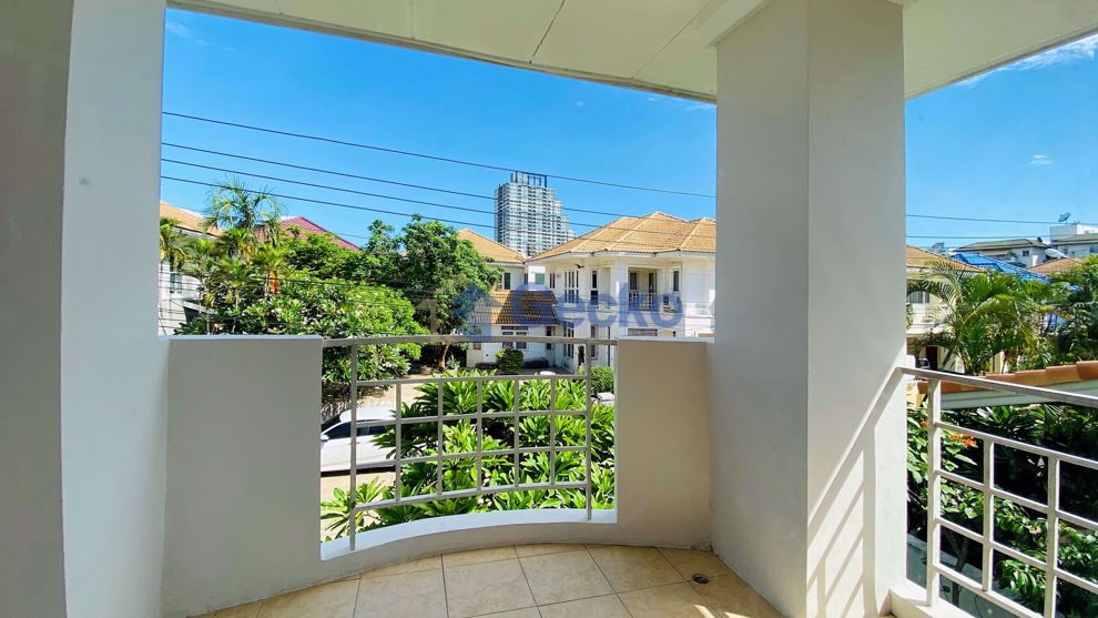 3 Bedrooms House in Baan Suan Lalana  Jomtien H008564 (Photo 2)