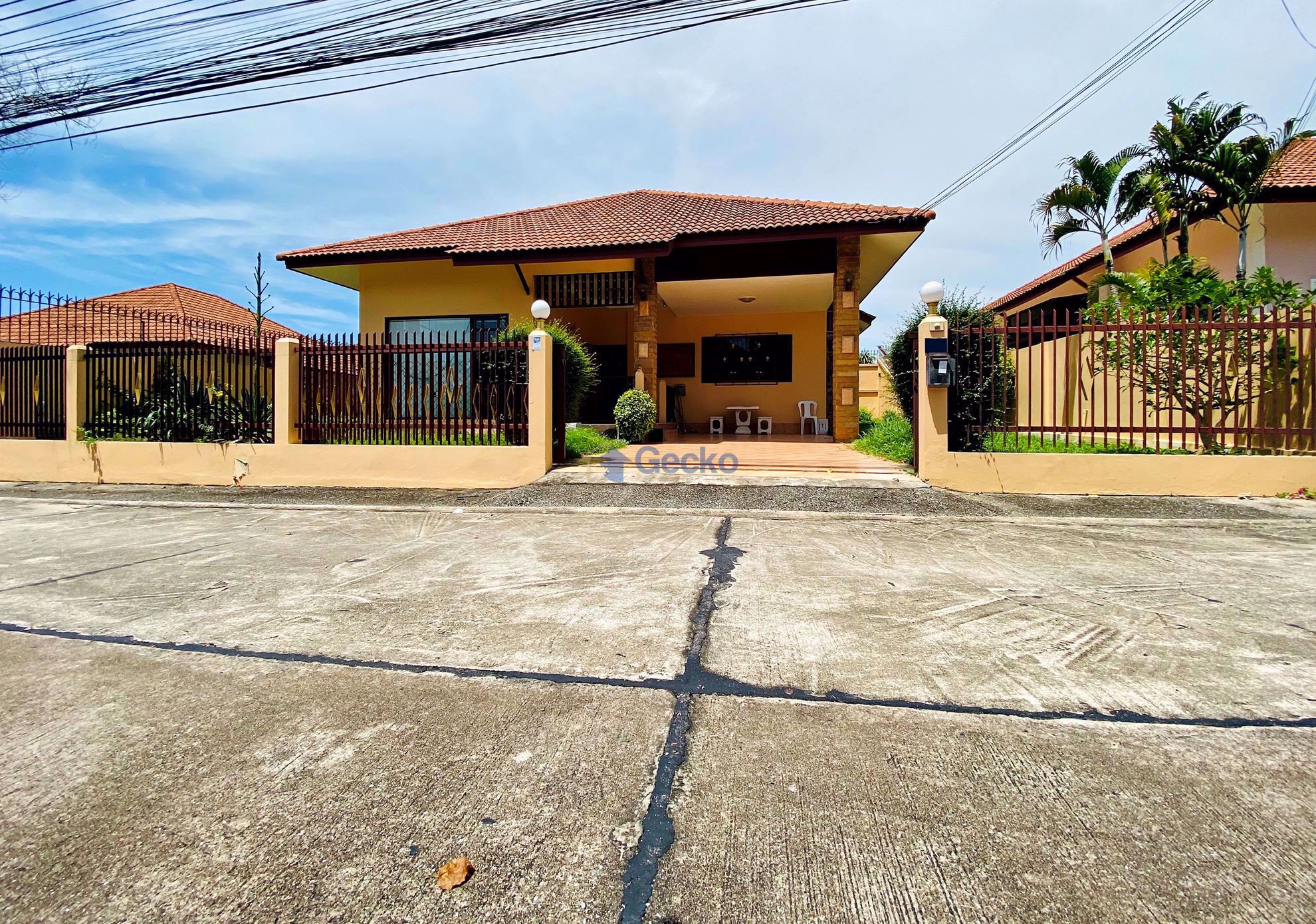 3 Bedrooms House in Pattaya Paradise Village 2  East Pattaya H008798