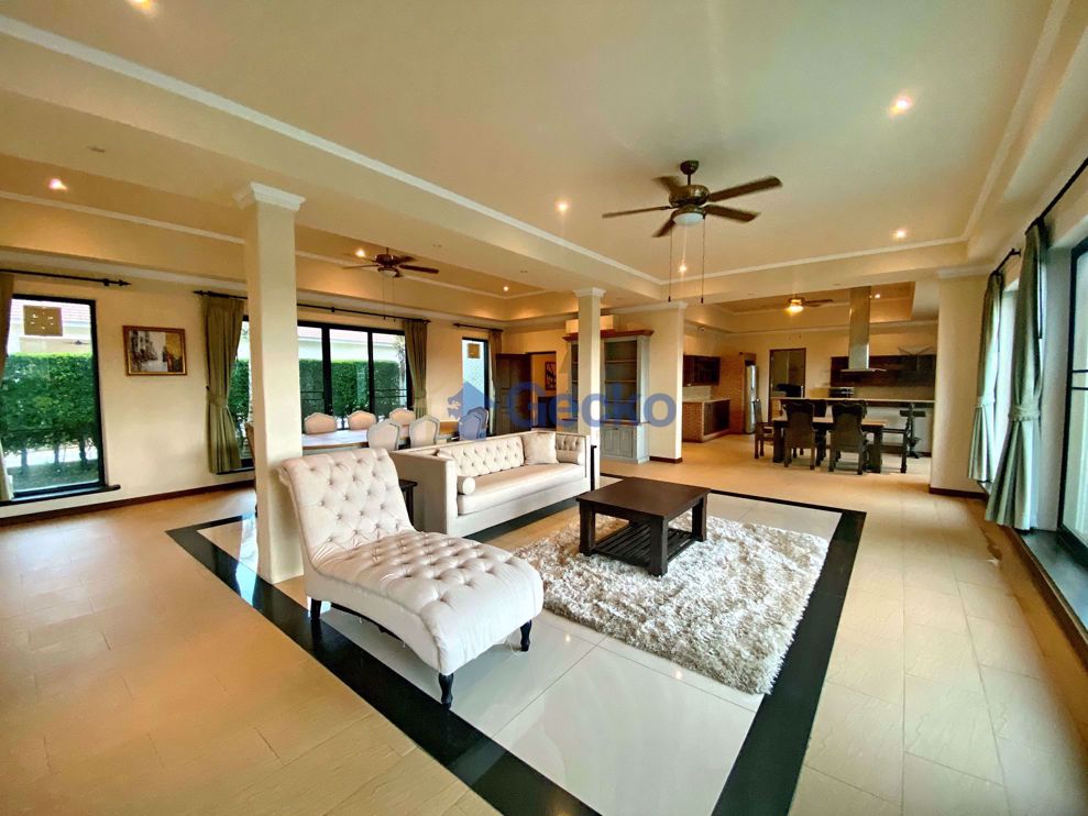 4 Bedrooms House in Santa Maria  East Pattaya H008605 (Photo 1)