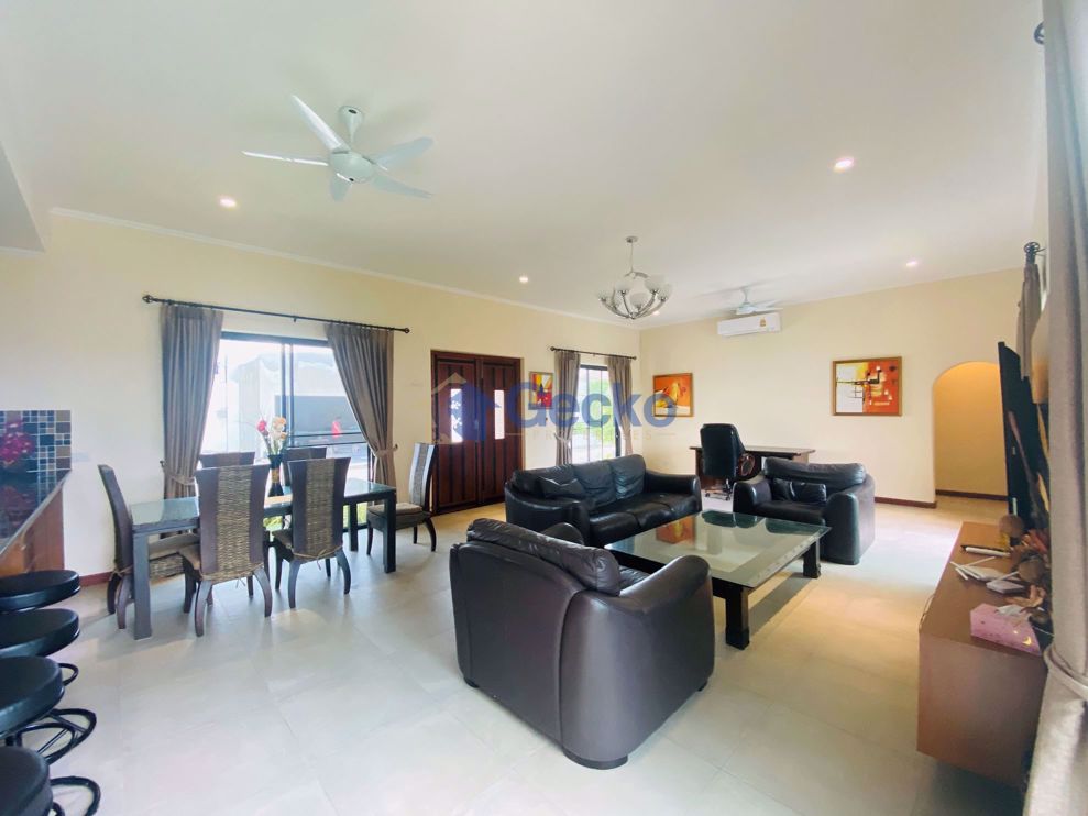 3 Bedrooms House in Santa Maria  East Pattaya H008608 (Photo 3)