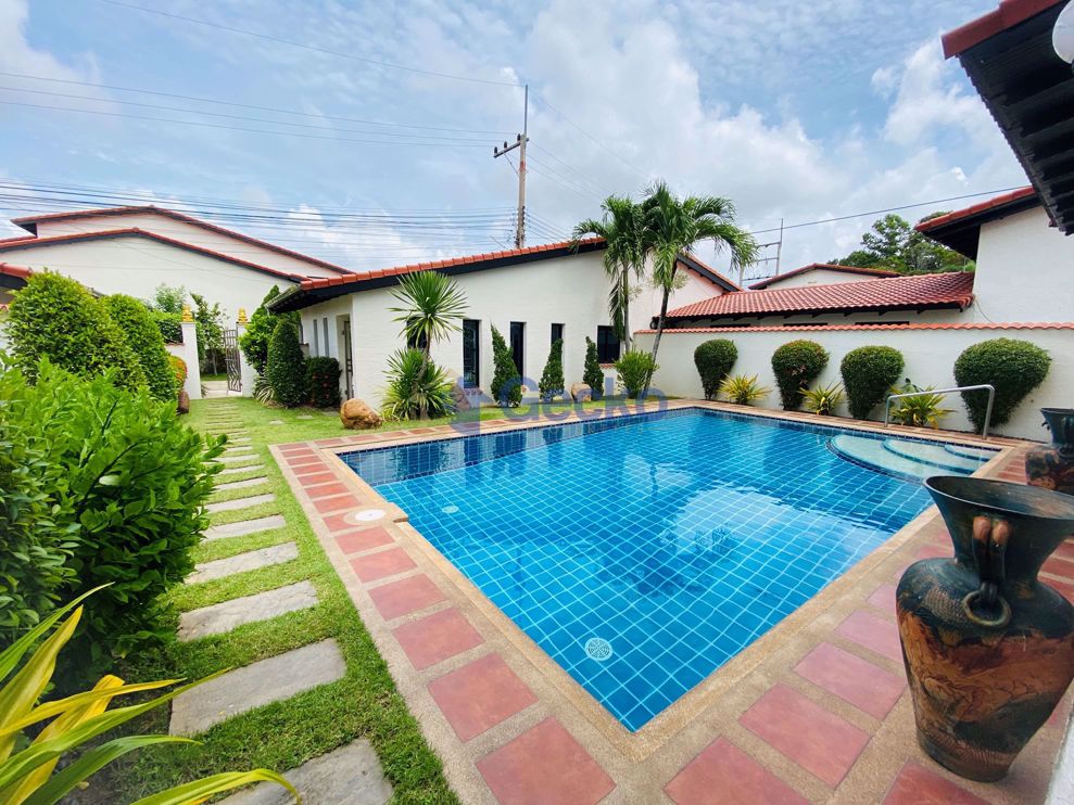 4 Bedrooms House in Mabprachan Gardens  East Pattaya H008682 (Photo 1)