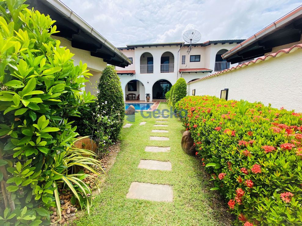 4 Bedrooms House in Mabprachan Gardens  East Pattaya H008682 (Photo 2)
