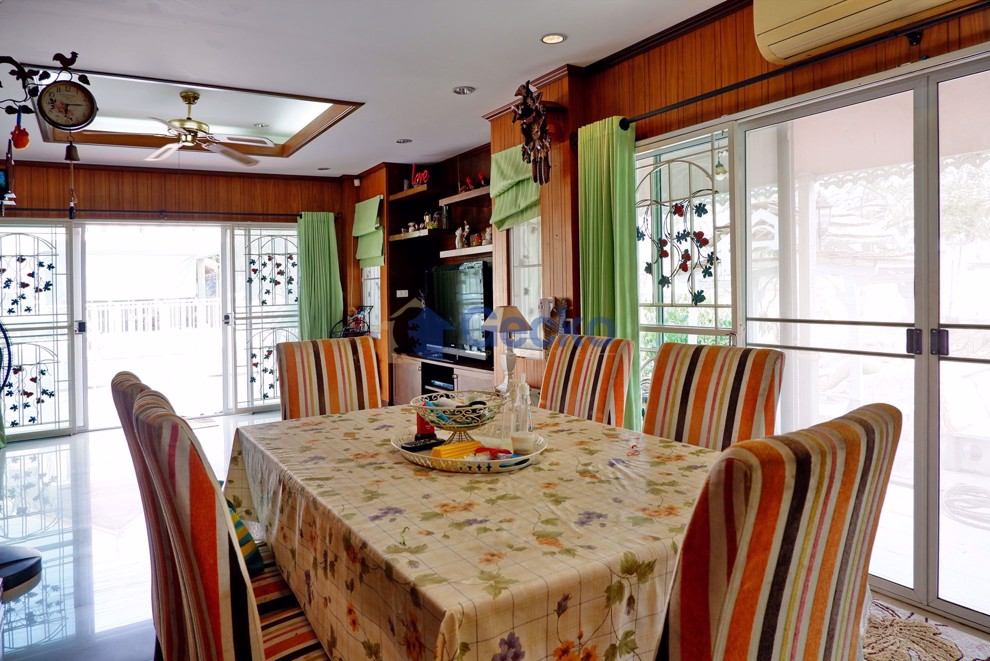 3 Bedrooms House  East Pattaya H008030 (Photo 3)