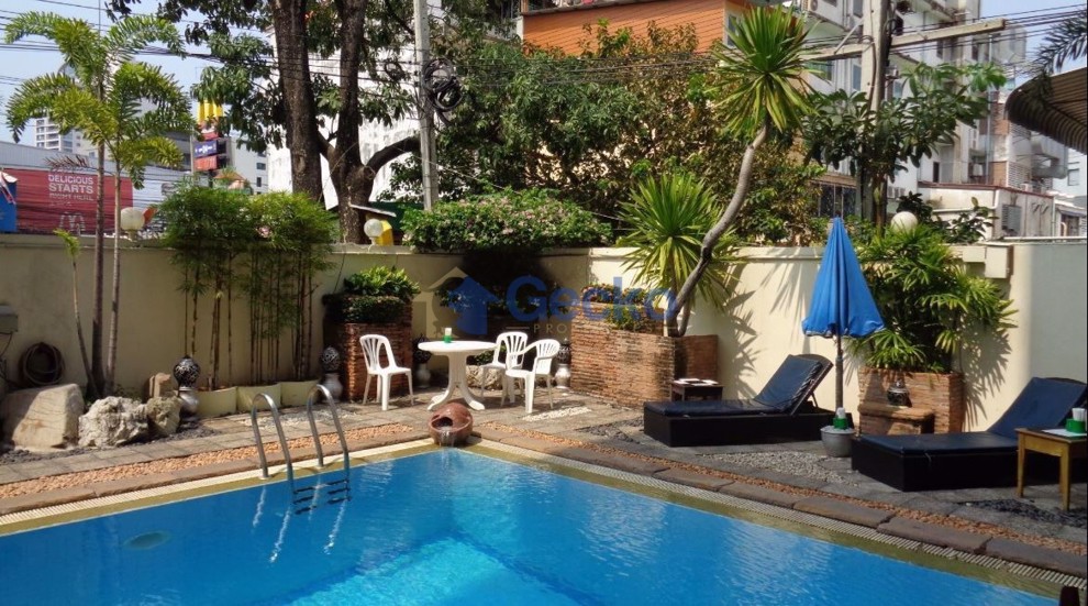 Pinewood Residence (Photo 2)