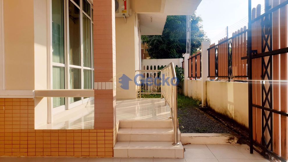 3 Bedrooms House in Chokchai Village 10  East Pattaya H008953 (Photo 2)