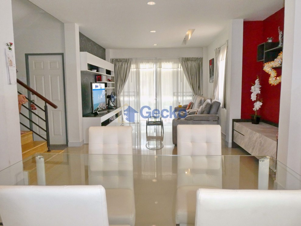 3 Bedrooms House in Patta Village  East Pattaya H008960 (Photo 4)