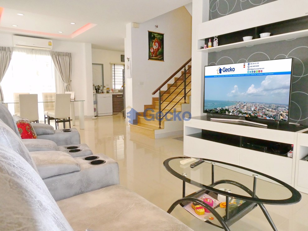 3 Bedrooms House in Patta Village  East Pattaya H008960 (Photo 2)