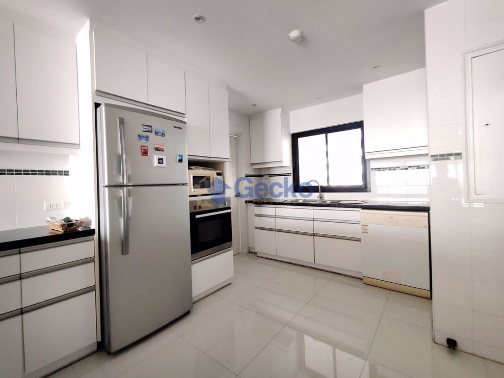 4  Bedrooms bed in Condo in Royal Cliff in Pratumnak C008967 (Photo 4)