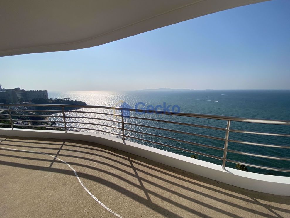 4  Bedrooms bed in Condo in Royal Cliff in Pratumnak C008967 (Photo 1)