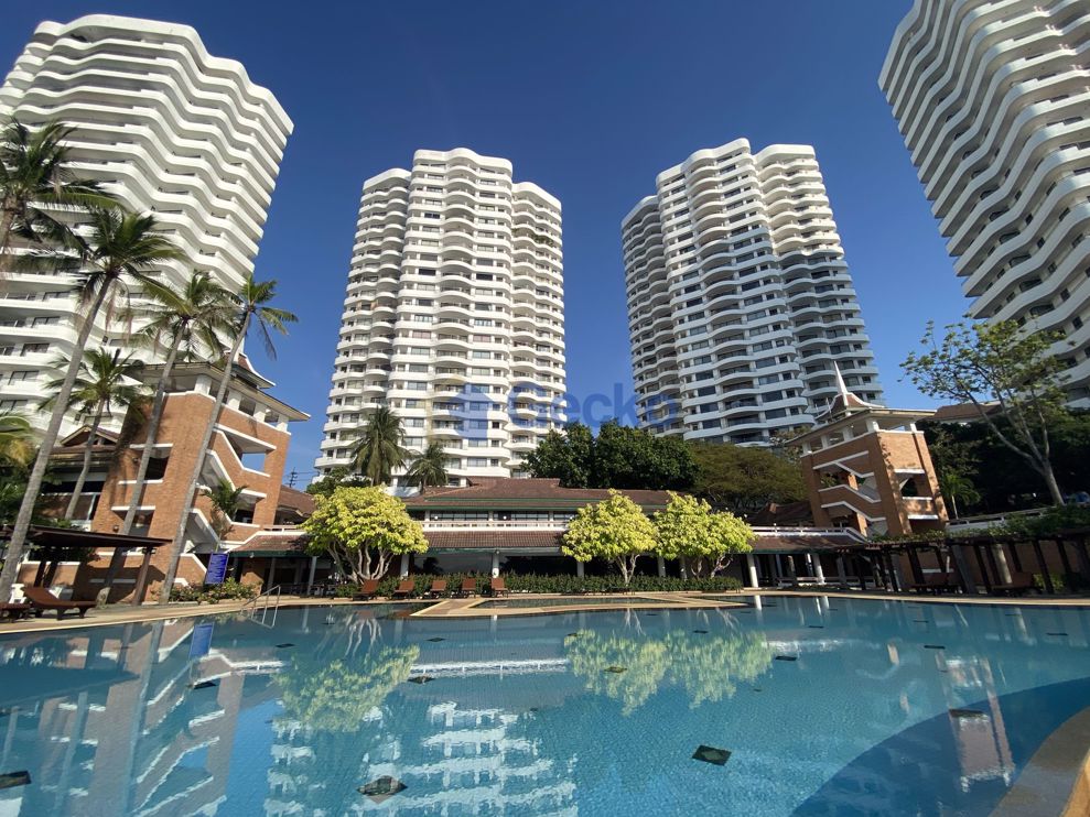 4  Bedrooms bed in Condo in Royal Cliff in Pratumnak C008967 (Photo 2)