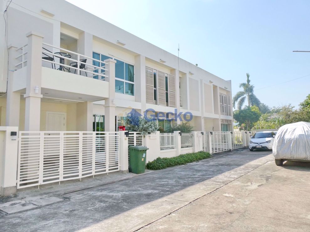 2 Bedrooms bed in House in The Meadows in East Pattaya H009002 (Cover Photo)