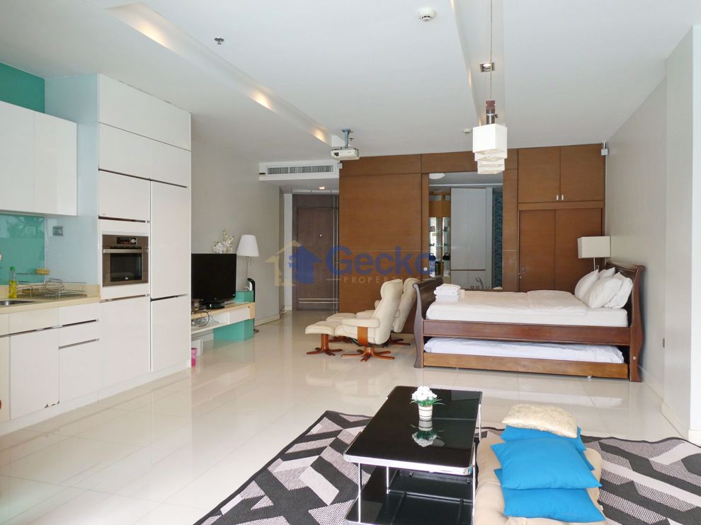 Studio Condo in Ananya Beachfront Condominium Wongamat C009040 (Photo 1)