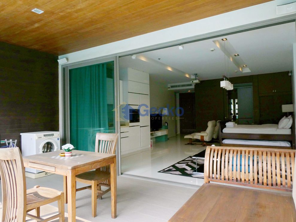 Studio Condo in Ananya Beachfront Condominium Wongamat C009040 (Photo 2)