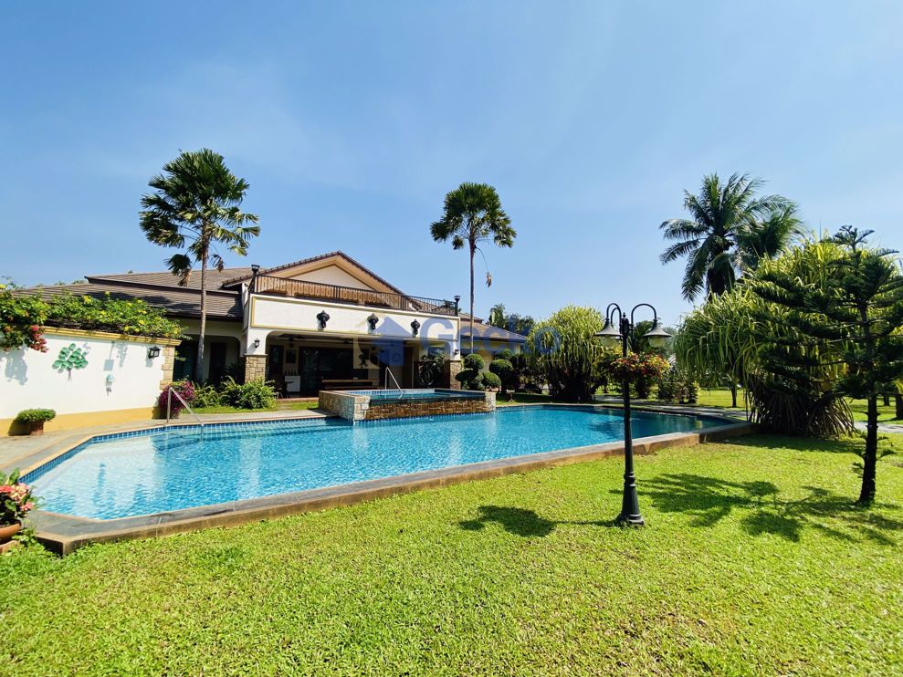 4  Bedrooms bed in House in East Pattaya H009052 (Photo 1)