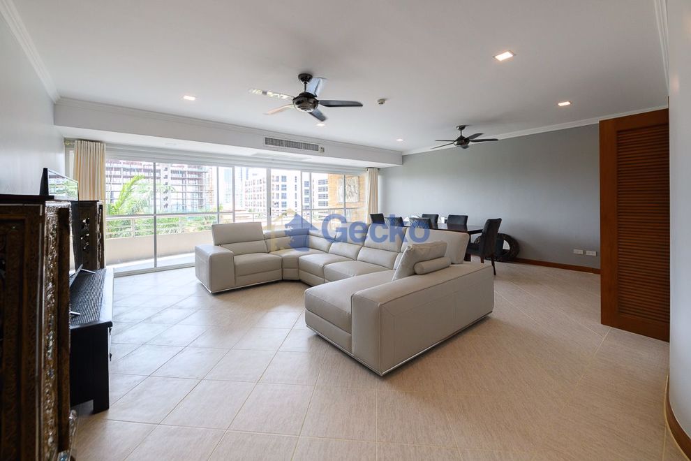1  Bedroom bed in Condo in Executive Residence 2 in Pratumnak C009085 (Photo 2)