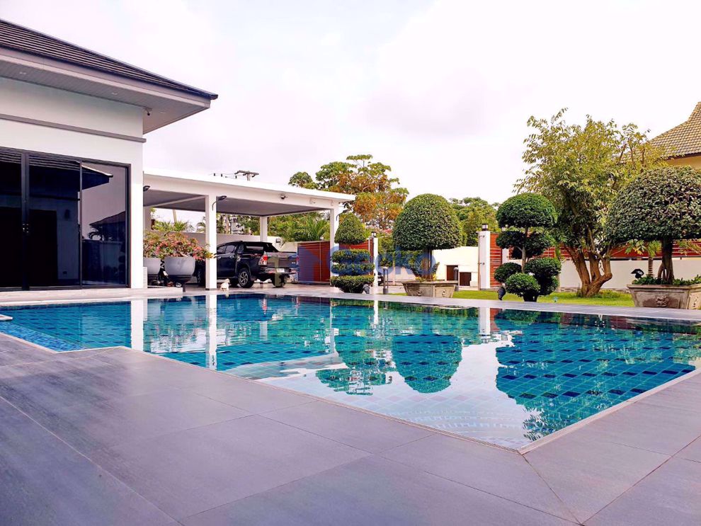 4 Bedrooms House in El Grande  East Pattaya H009189 (Photo 1)