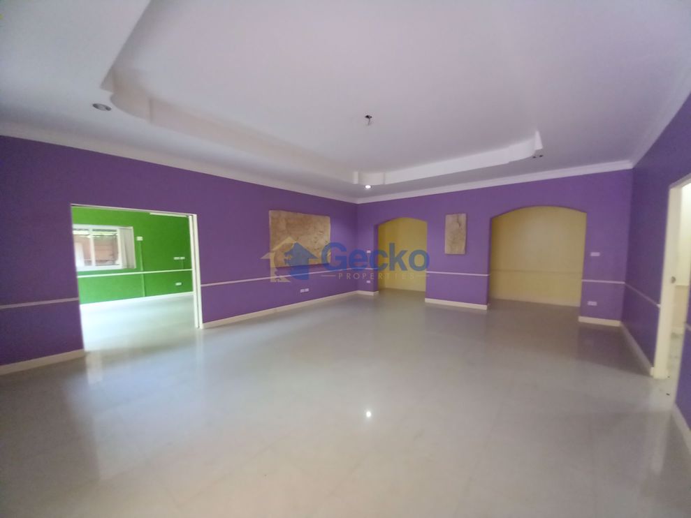 5  Bedrooms bed in House in Grand Valley Resort in East Pattaya H009255 (Photo 4)