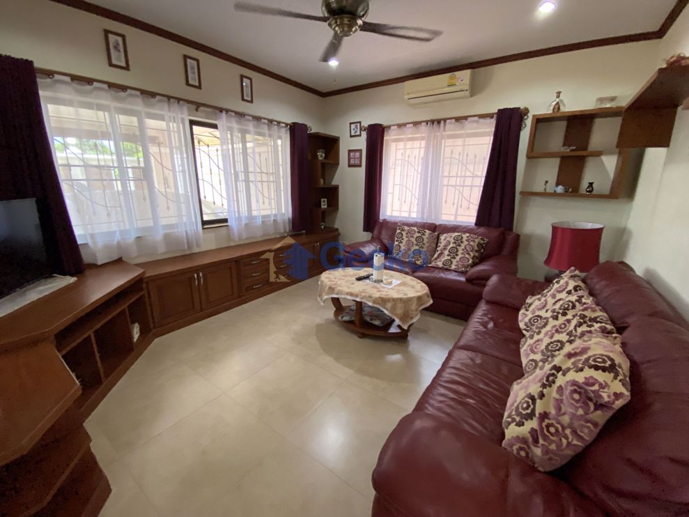 4 Bedrooms House in Lakeside Court  East Pattaya H006975 (Photo 3)