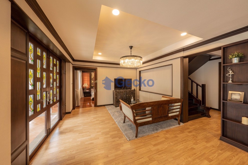 6 Bedrooms House in Baan Natcha  Central Pattaya H008665 (Photo 1)