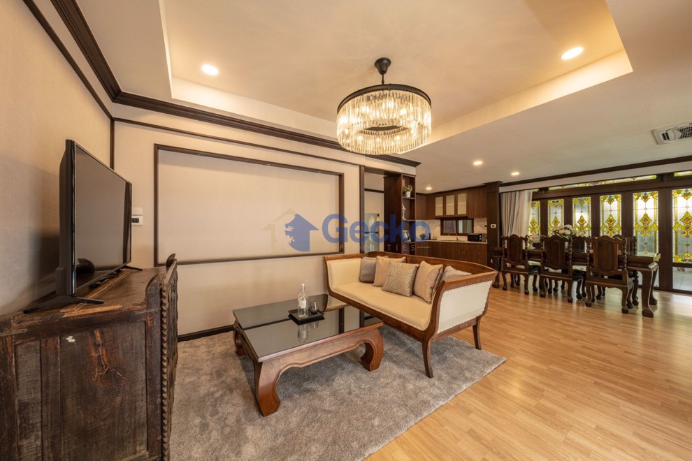 6 Bedrooms House in Baan Natcha  Central Pattaya H008665 (Photo 2)