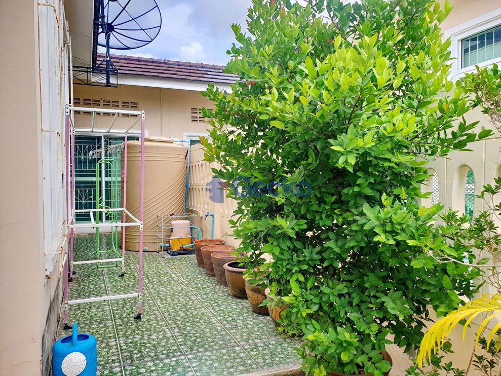2 Bedrooms House in Chokchai Village 10  East Pattaya H009534 (Photo 2)
