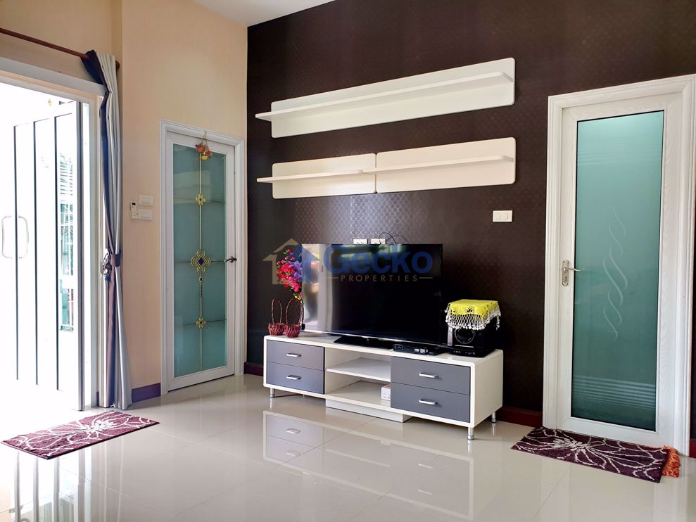 2 Bedrooms House in Chokchai Village 10  East Pattaya H009534 (Photo 4)