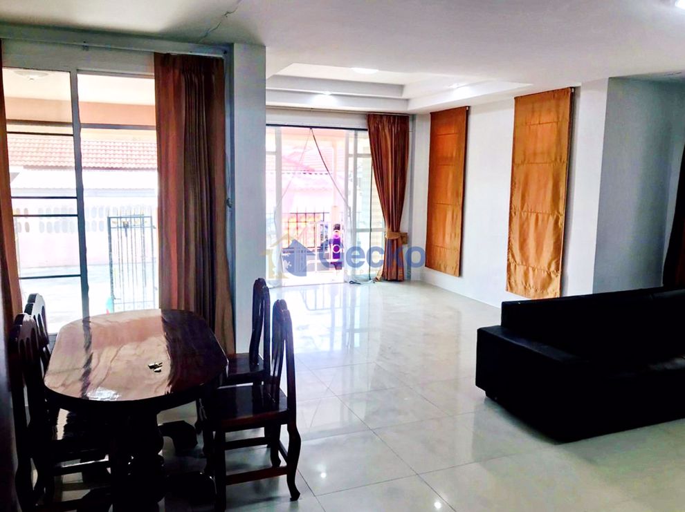 3 Bedrooms House in Chokchai Gardens 4  East Pattaya H009541 (Photo 3)
