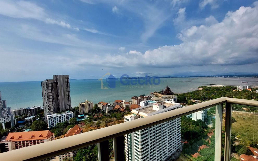 1 Bedroom Condo in The Riviera Wong Amat Beach Wongamat C009693 (Photo 1)