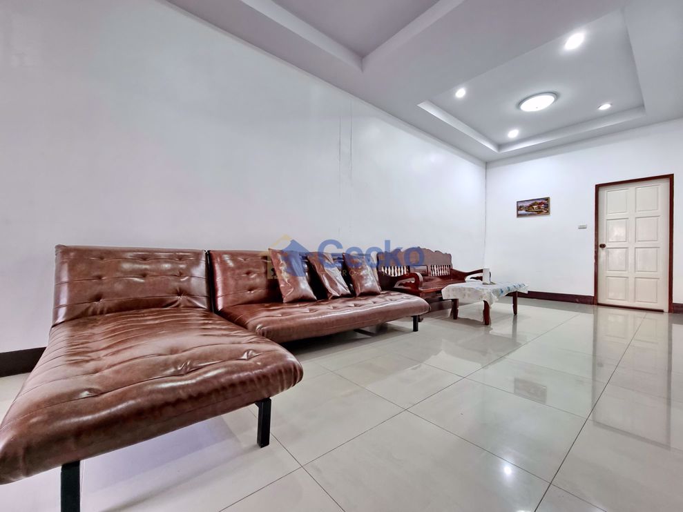 2 Bedrooms House in Chokchai Village 7  East Pattaya H009694 (Photo 3)