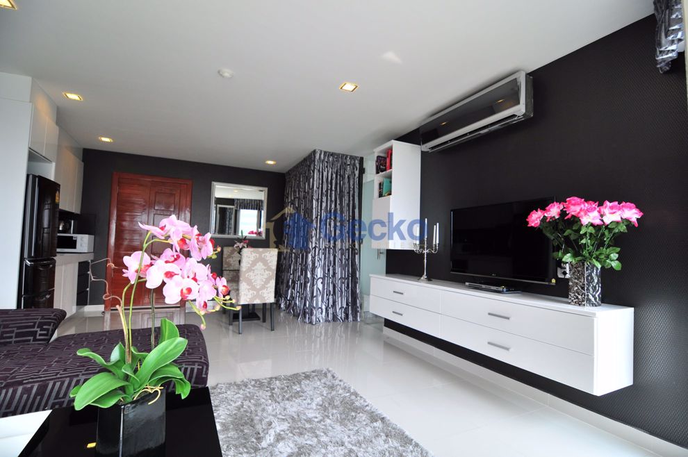 1 Bedroom Condo in Club Royal Wongamat C009747 (Photo 3)