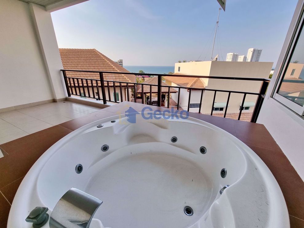 4 Bedrooms Condo in The Club House Residence Pratumnak C009768 (Photo 1)
