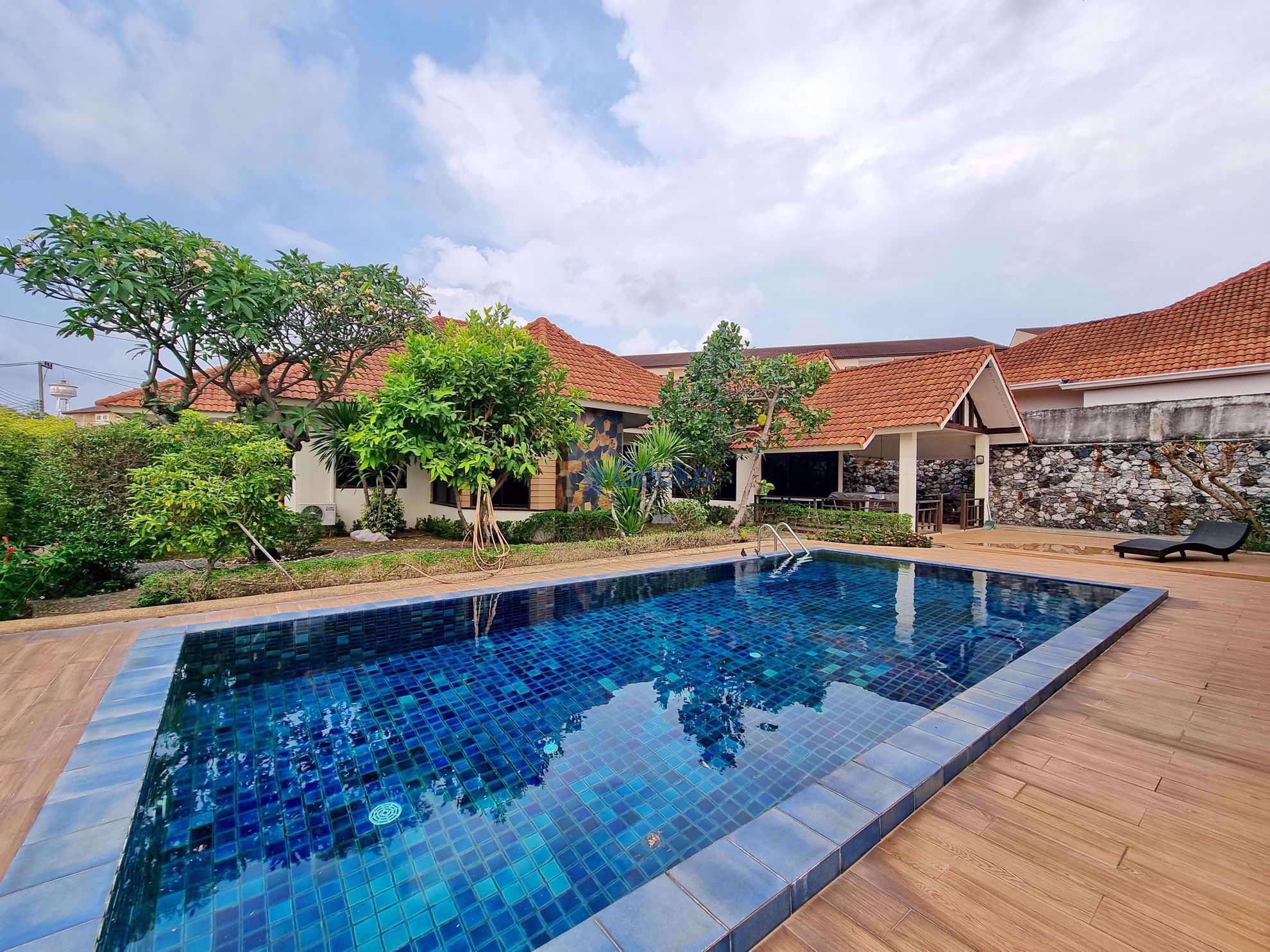 4 Bedrooms House in Pattaya Hill Village 2  East Pattaya H009863