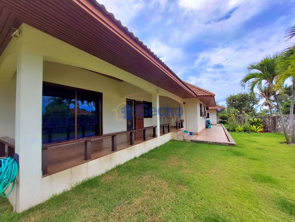 4 Bedrooms House  East Pattaya H009880 (Photo 1)