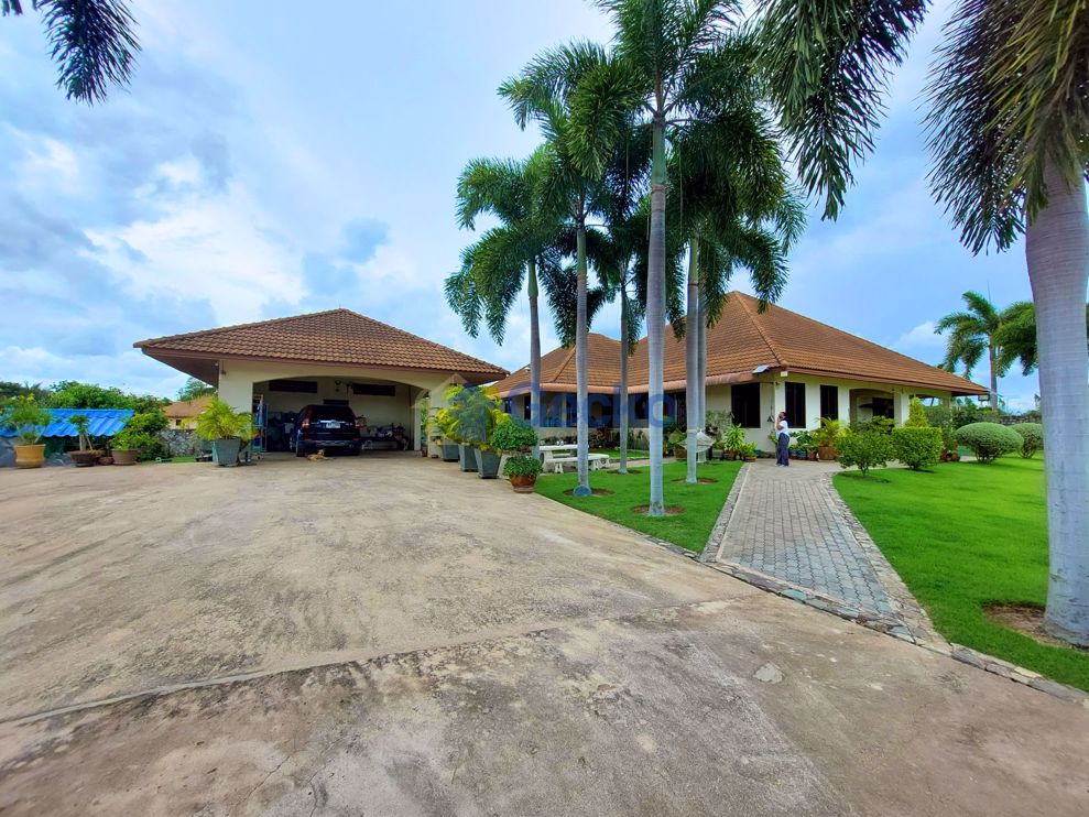 4 Bedrooms House  East Pattaya H009880 (Photo 4)