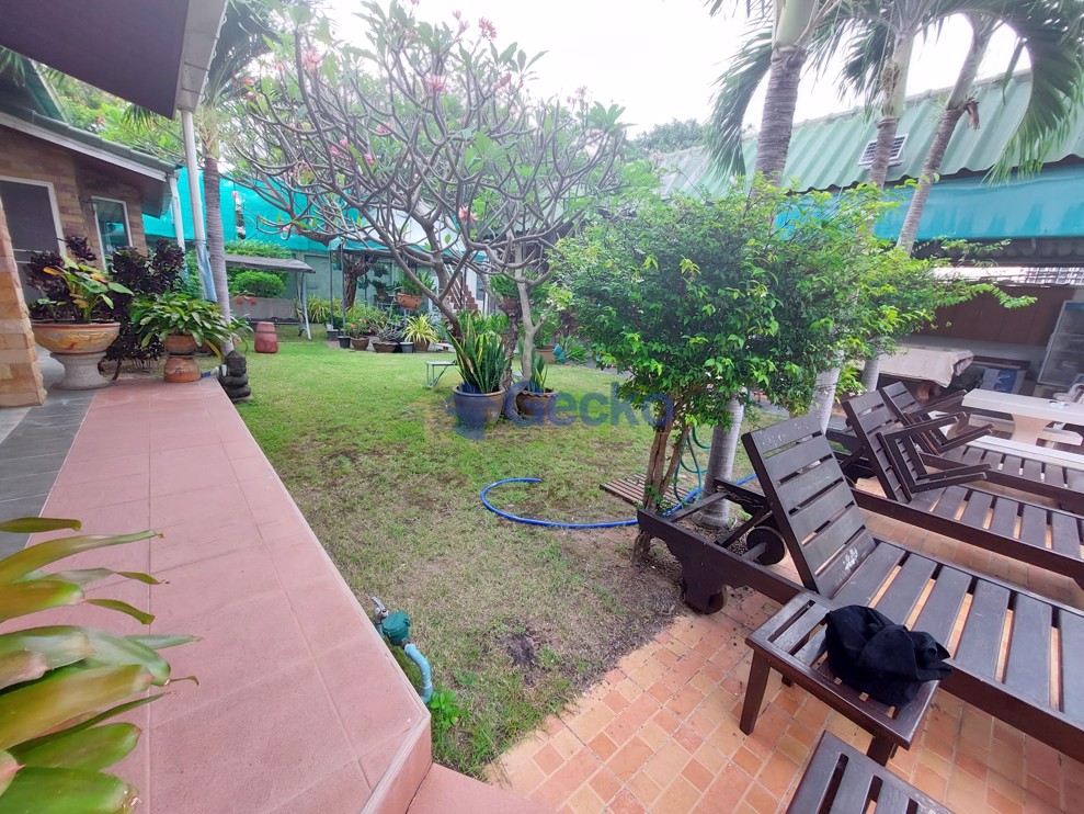 Poolsuk Resort (Photo 1)