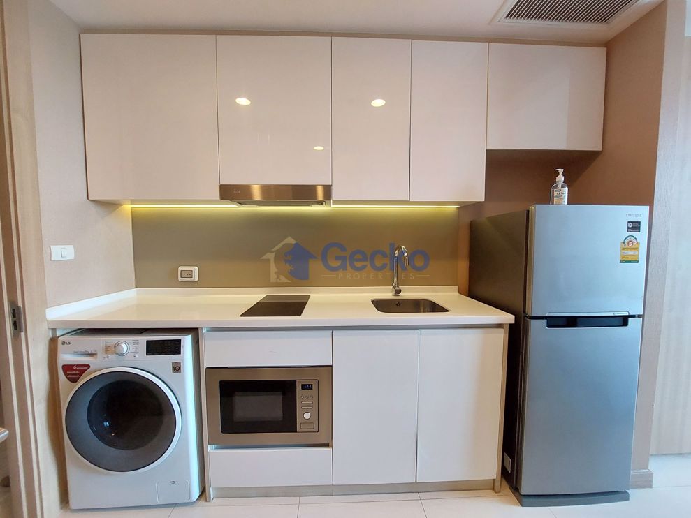Studio Condo in The Riviera Wong Amat Beach Wongamat C009970 (Photo 3)
