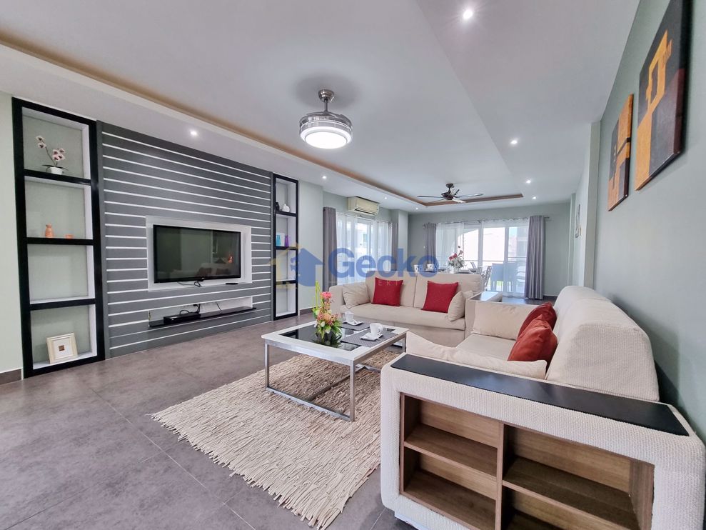 2 Bedrooms Condo in Tudor Court Pratumnak C002864 (Photo 3)