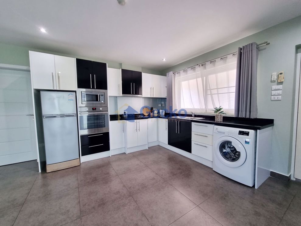 2 Bedrooms Condo in Tudor Court Pratumnak C002864 (Photo 2)