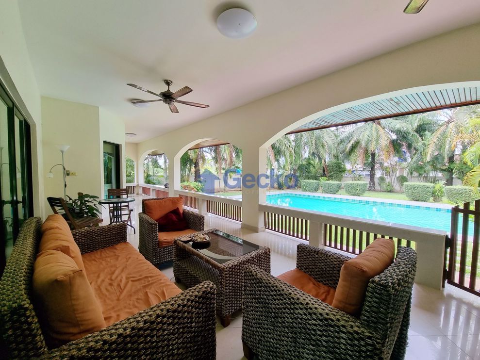 3 Bedrooms House  East Pattaya H010062 (Photo 3)