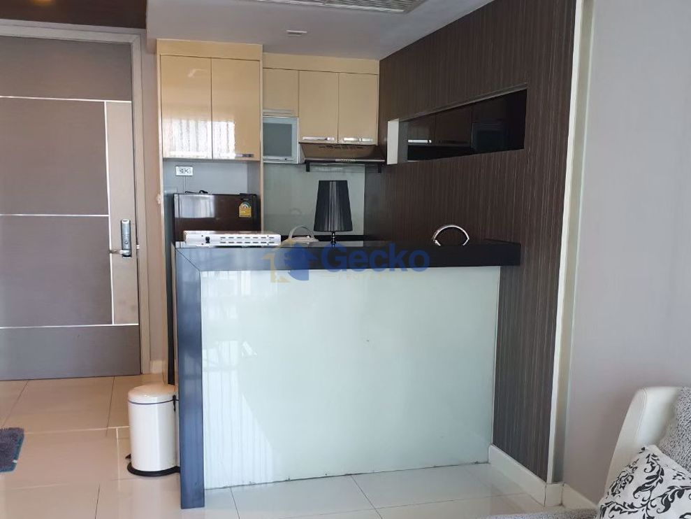 1 Bedroom Condo in Apus Condominium Central Pattaya C010200 (Photo 2)