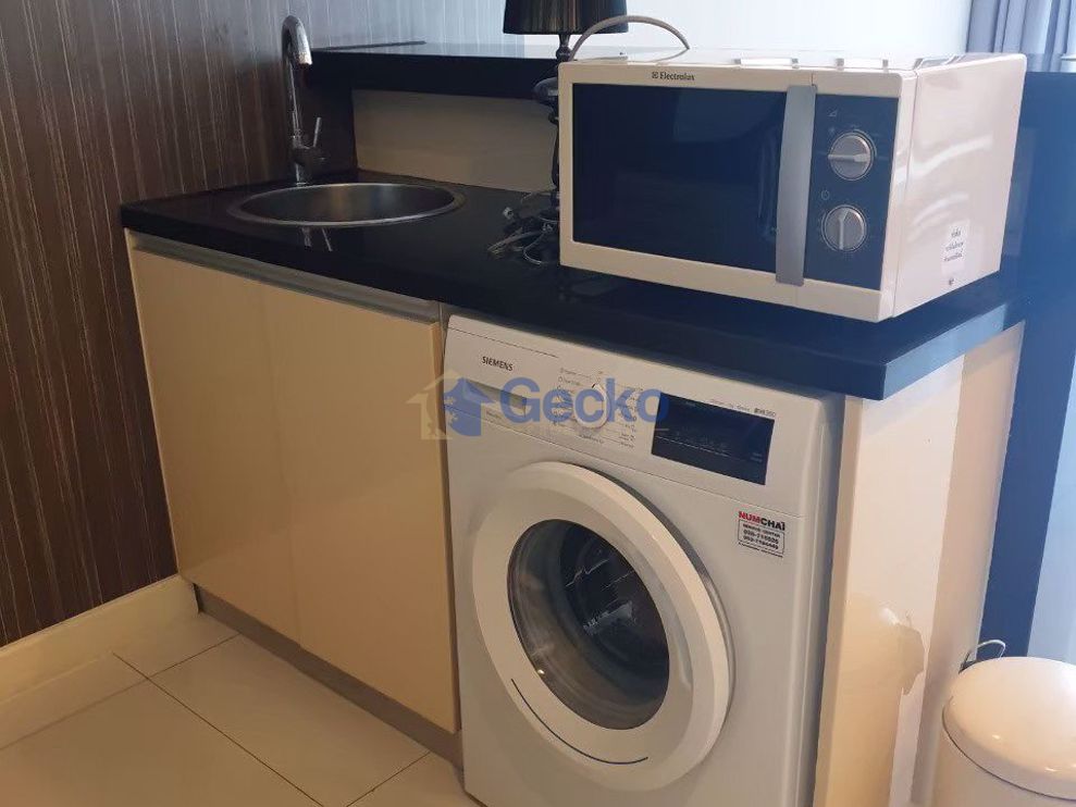 1 Bedroom Condo in Apus Condominium Central Pattaya C010200 (Photo 4)