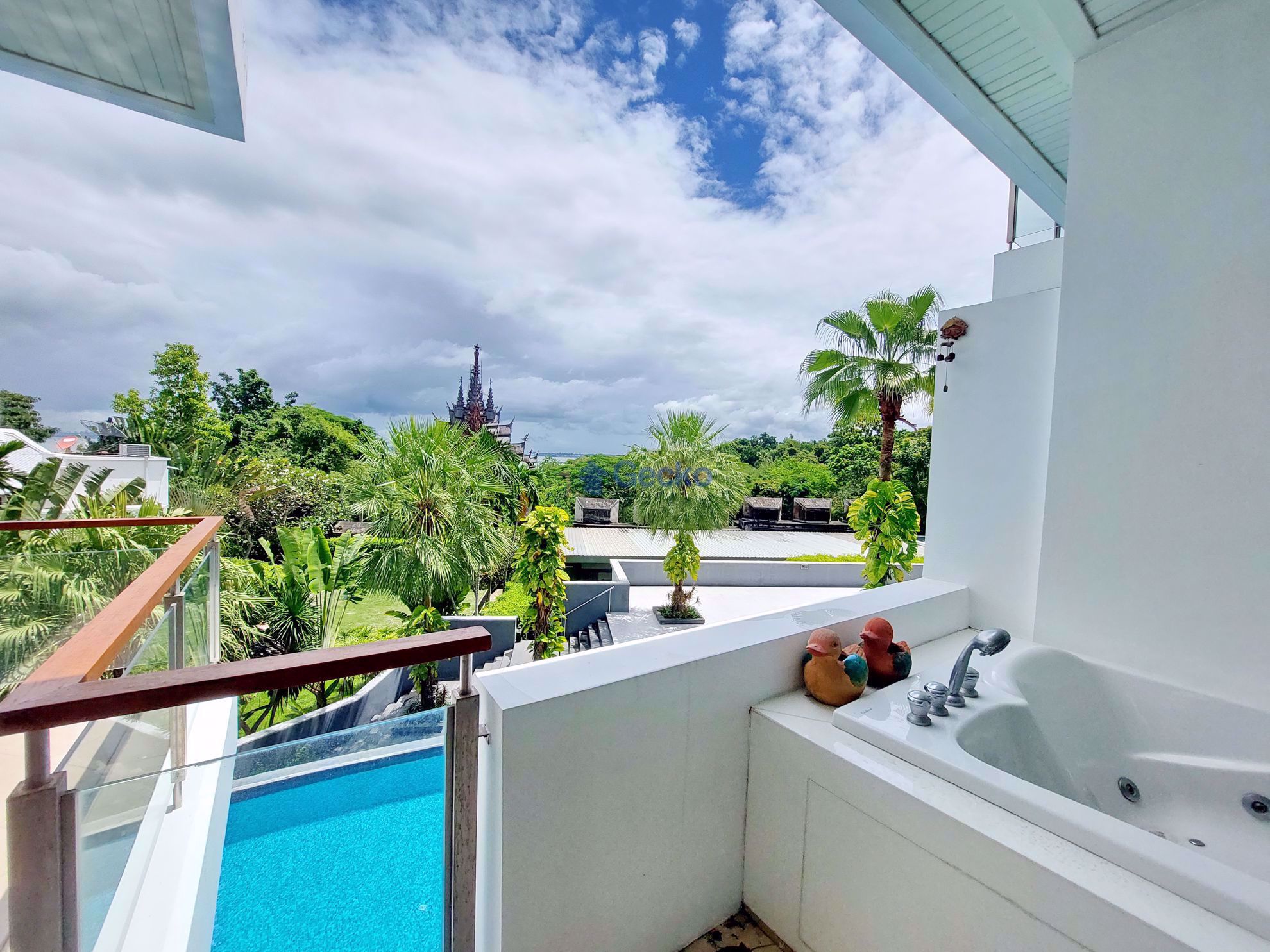 2 ห้องนอน คอนโดมิเนี่ยม in Sanctuary วงศ์อมาตย์ C010208