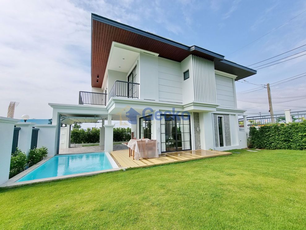 4  Bedrooms bed in House in Rungsii Village in East Pattaya H008992 (Photo 1)
