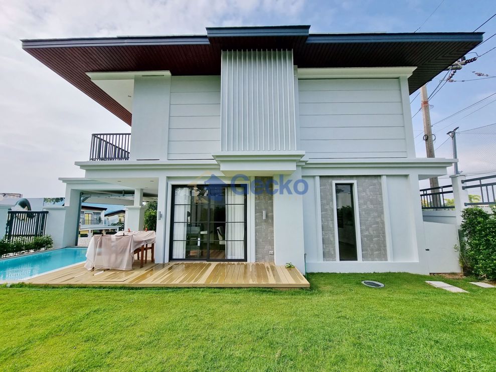 4  Bedrooms bed in House in Rungsii Village in East Pattaya H008992 (Photo 2)