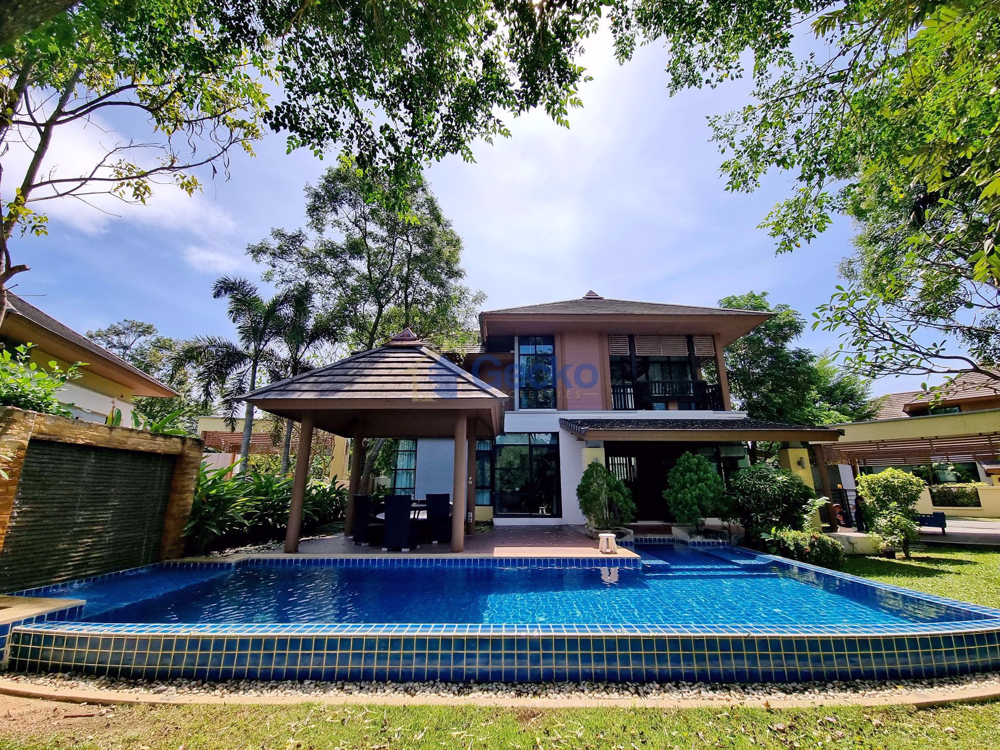 3 Bedrooms House in The Village At Horseshoe Point  East Pattaya H010323