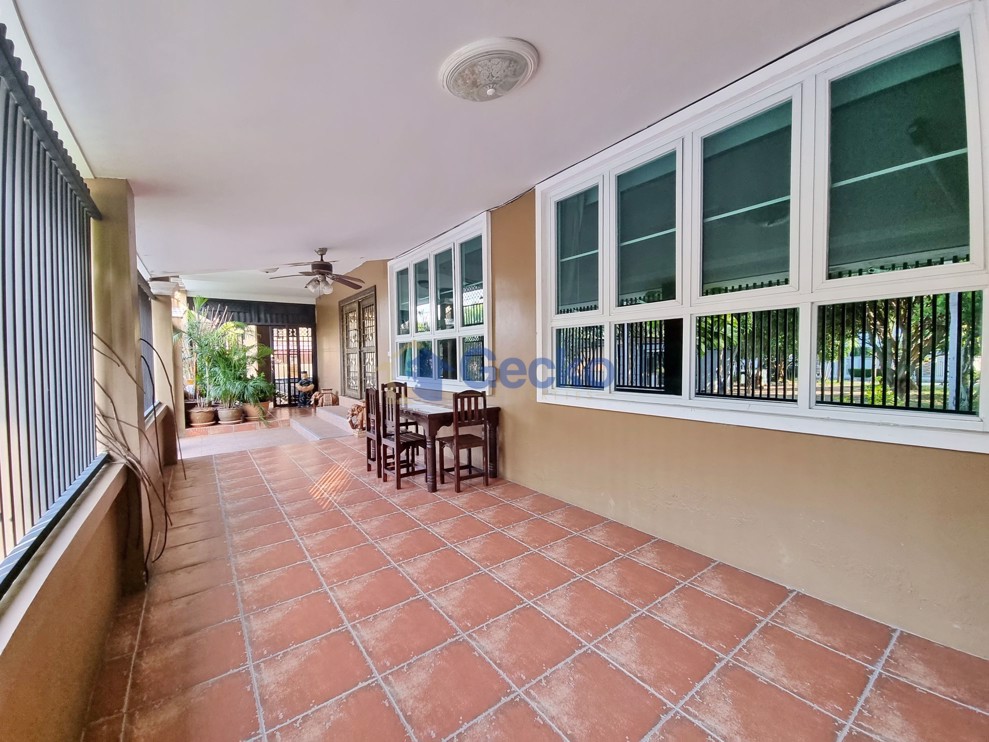 4 Bedrooms House in Ta Tawan Village  East Pattaya H007350 (Photo 2)